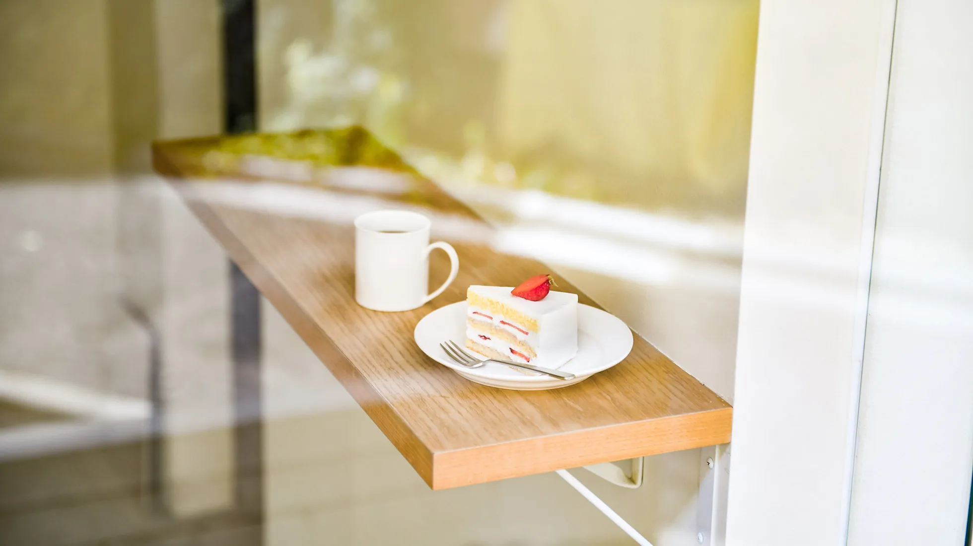 Afterhoursのカウンター席 - いちごショートケーキとコーヒーのティータイム