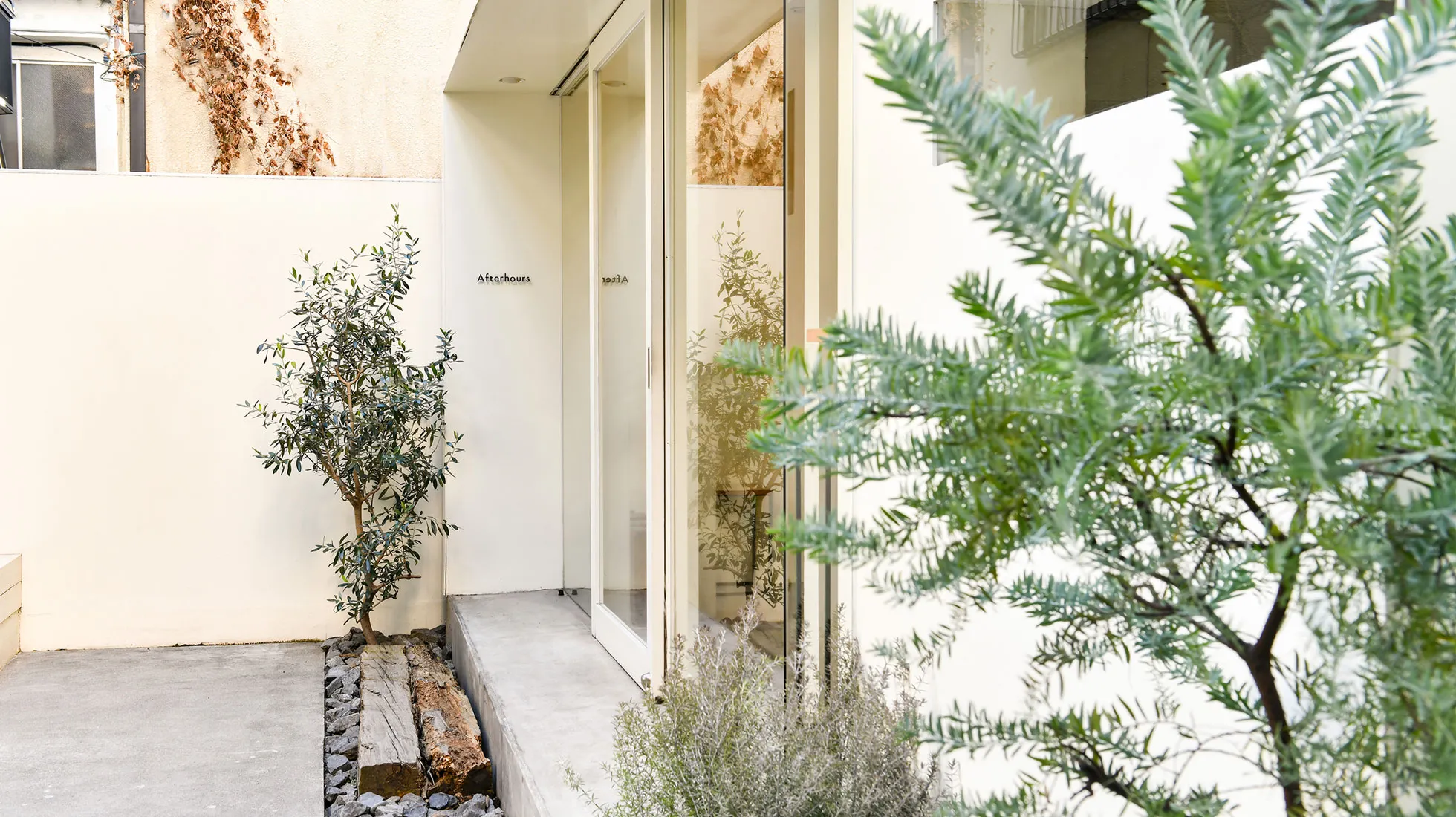 Afterhours ケーキ店入口 - 渋谷区富ヶ谷の緑に囲まれた洗練された外観