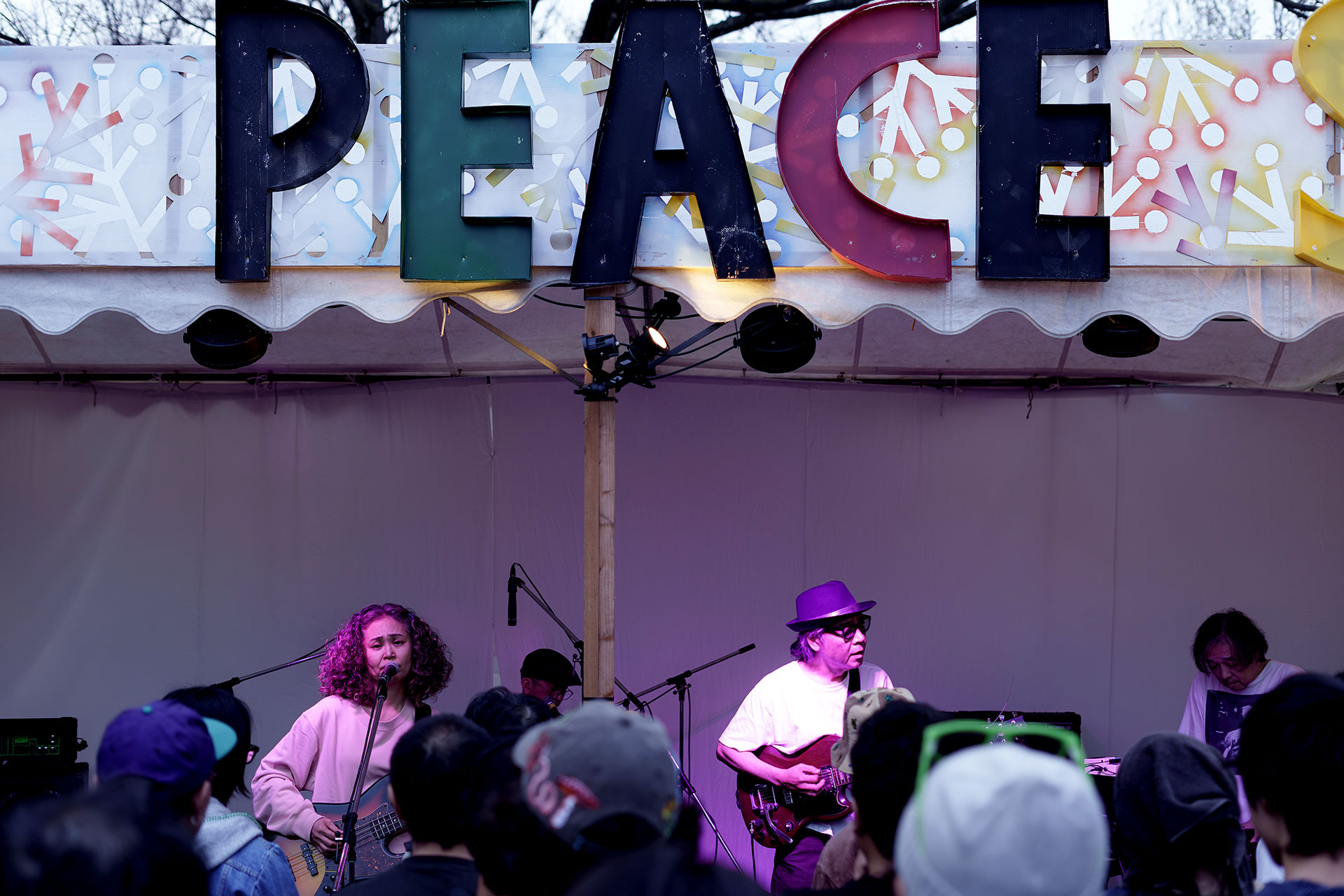 春風2026のステージで演奏するsugar plant。ベースを奏でる女性メンバーとそれを見守る観客。