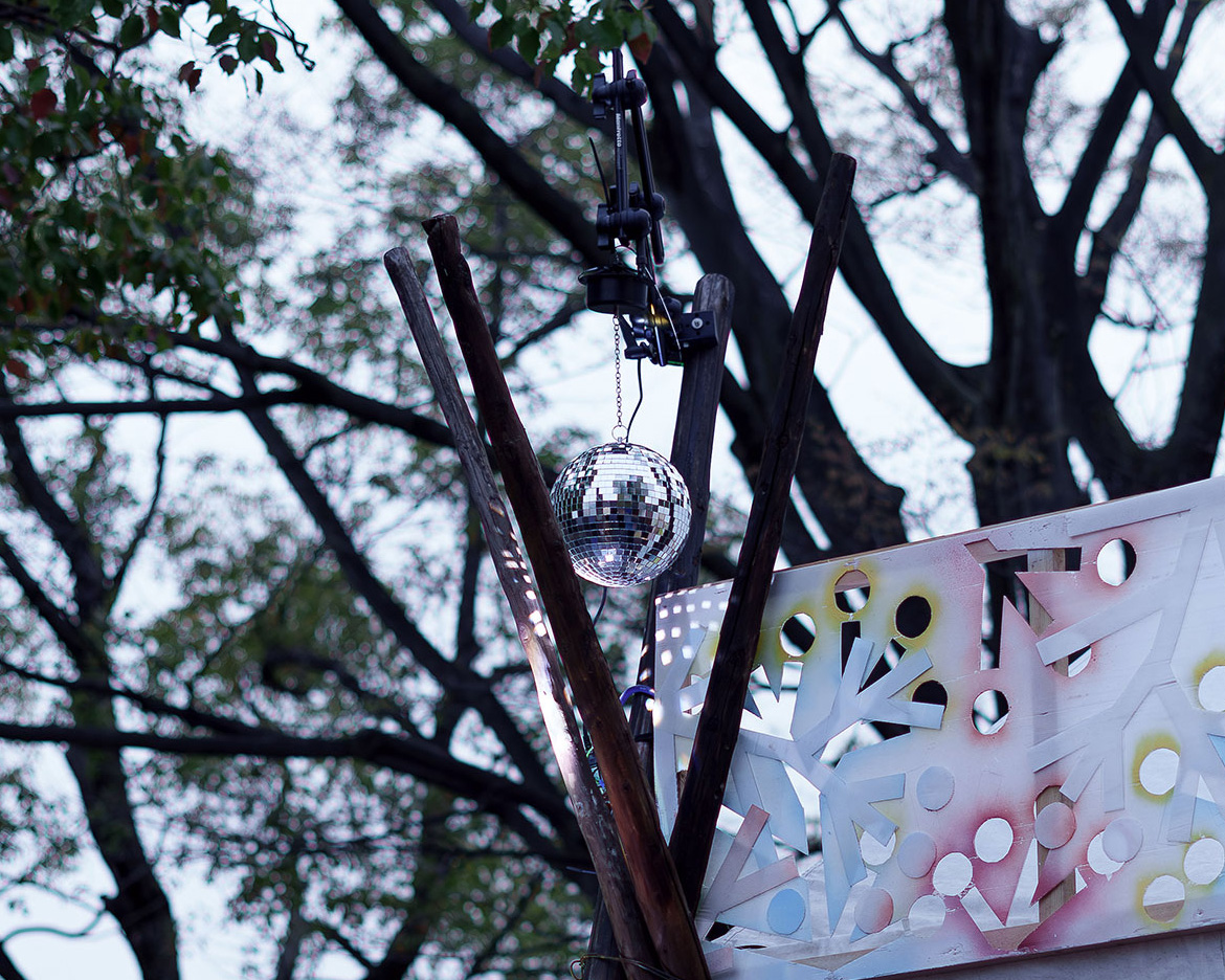代々木公園の木々に吊るされたミラーボール。ピースでサイケデリックなイベントの装飾。