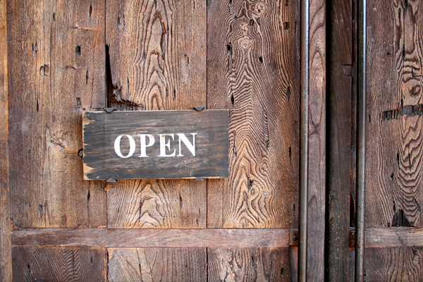 開いているじゃなくて、開かれている