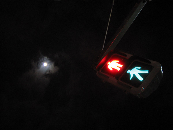 秋田道夫さんの「LED式薄型歩行者用灯器」