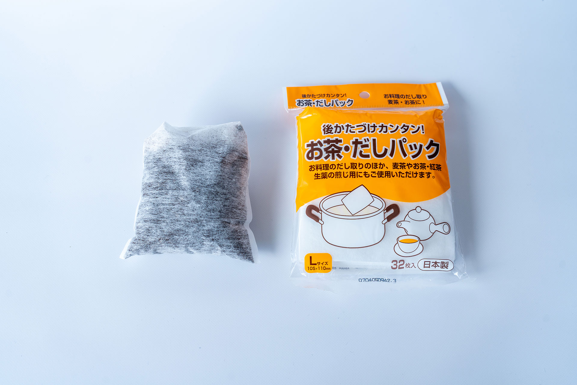 お茶パックにコーヒー粉を入れます。