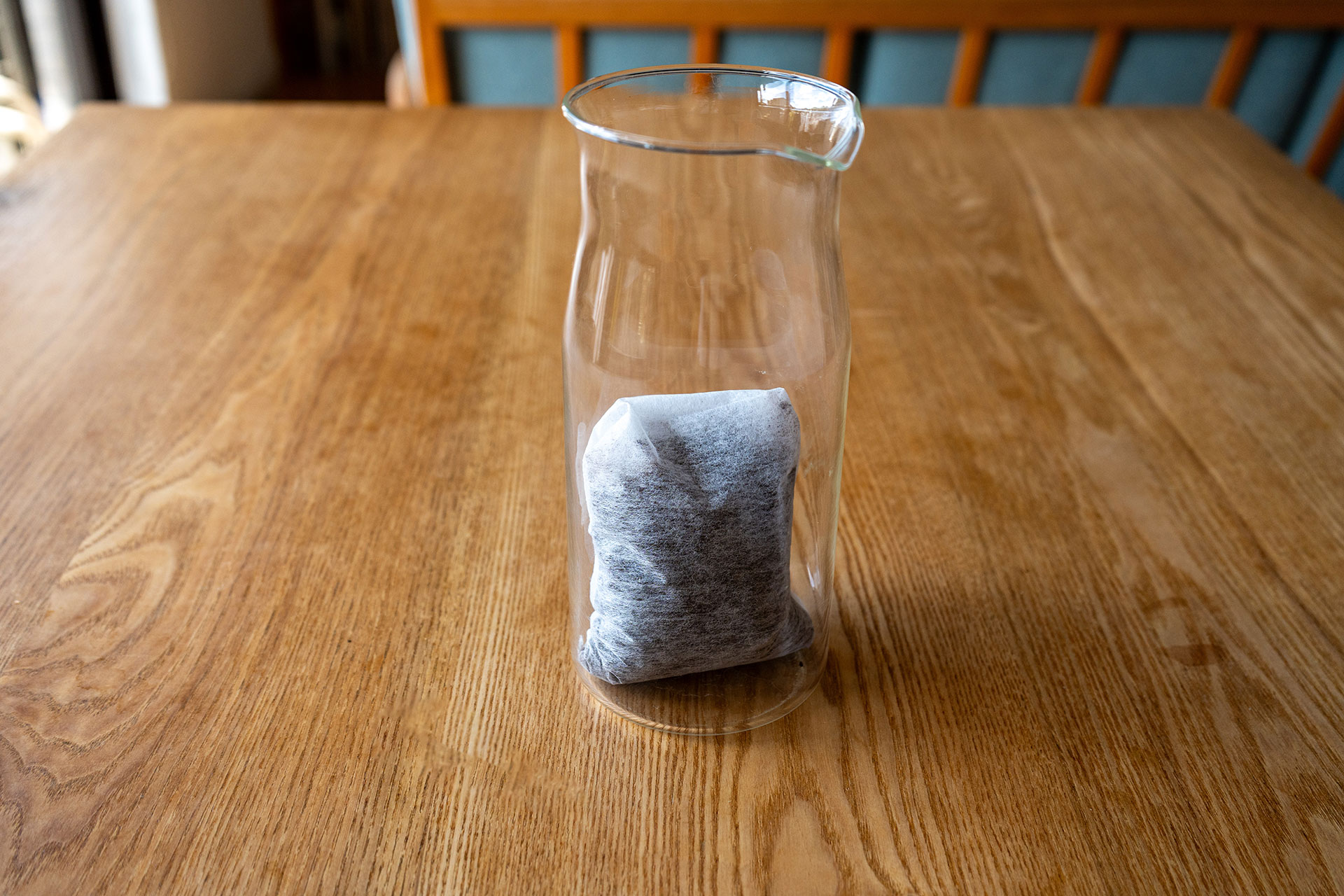 お茶パックをポットに入れます