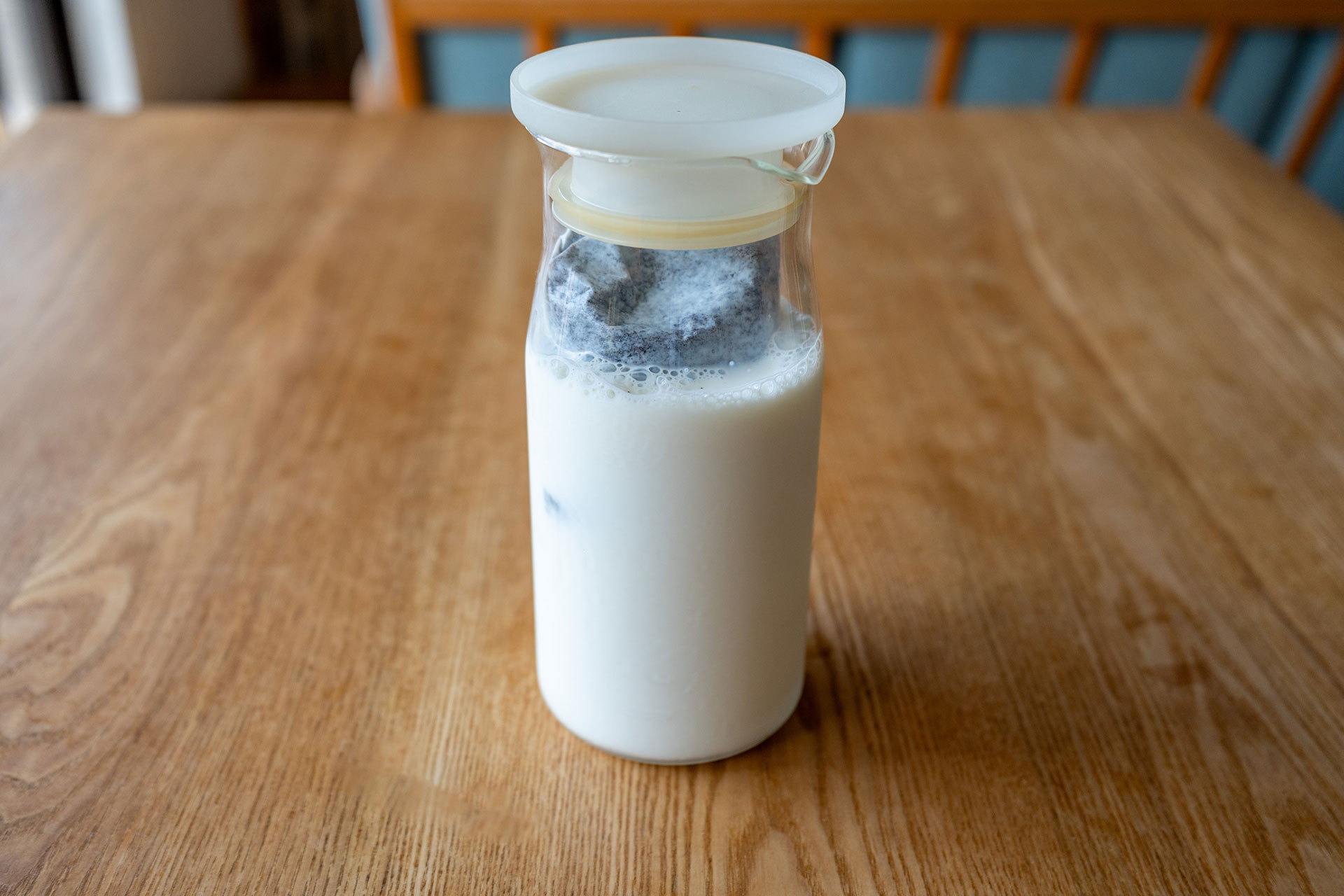 牛乳を500ml注ぎます。