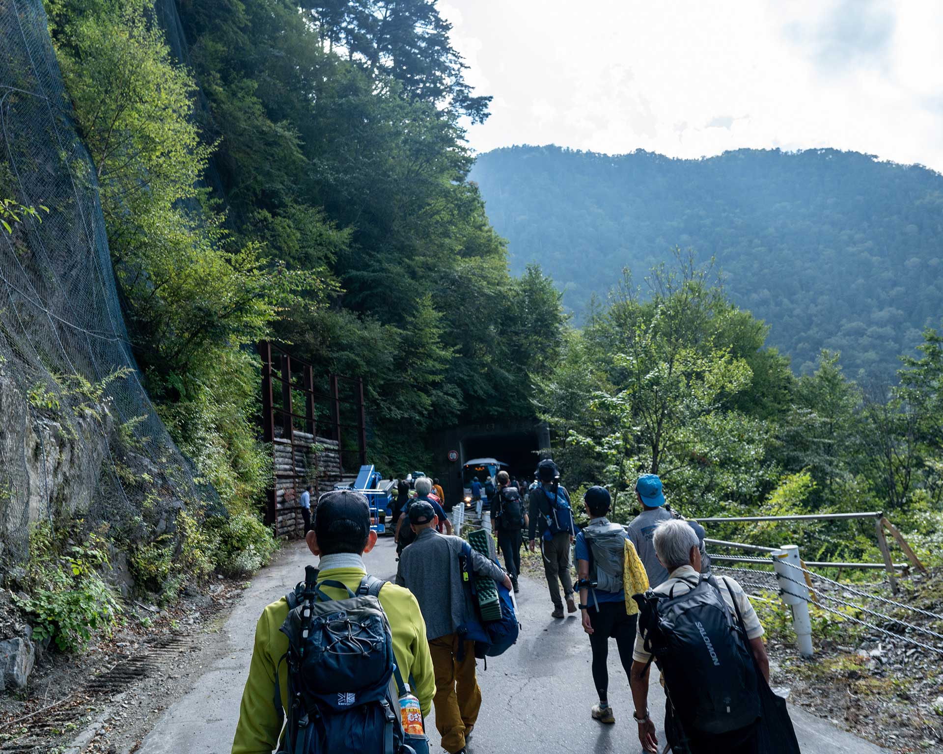 南アルプス林道バス 工事車両が故障して林道を塞いだまま動かないので、途中でバスを乗り継ぐ