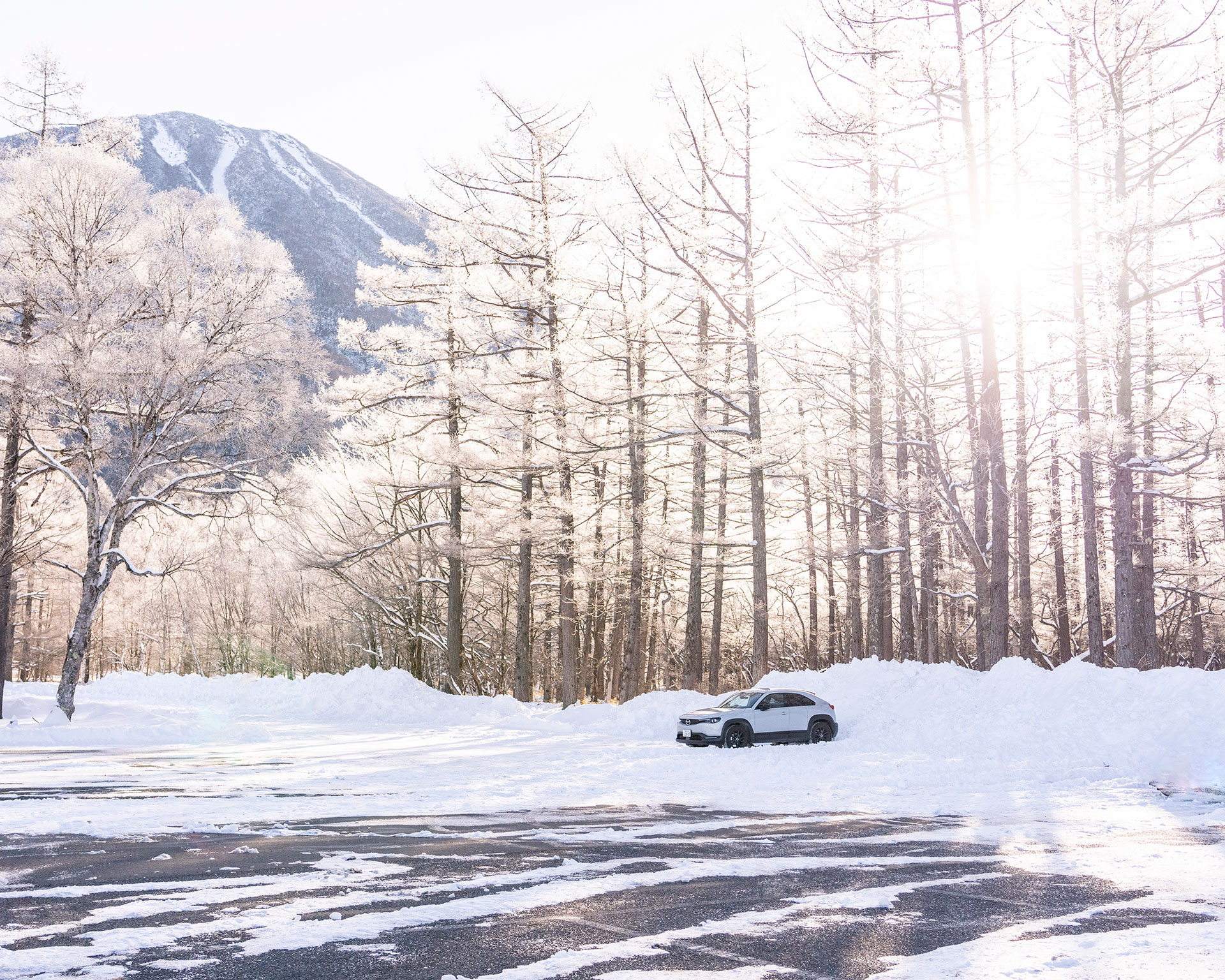 赤沼駐車場から日光庵滝への道の入口、MAZDA MX-30で雪山アクセス、標高の高い山並みが見える冬景色