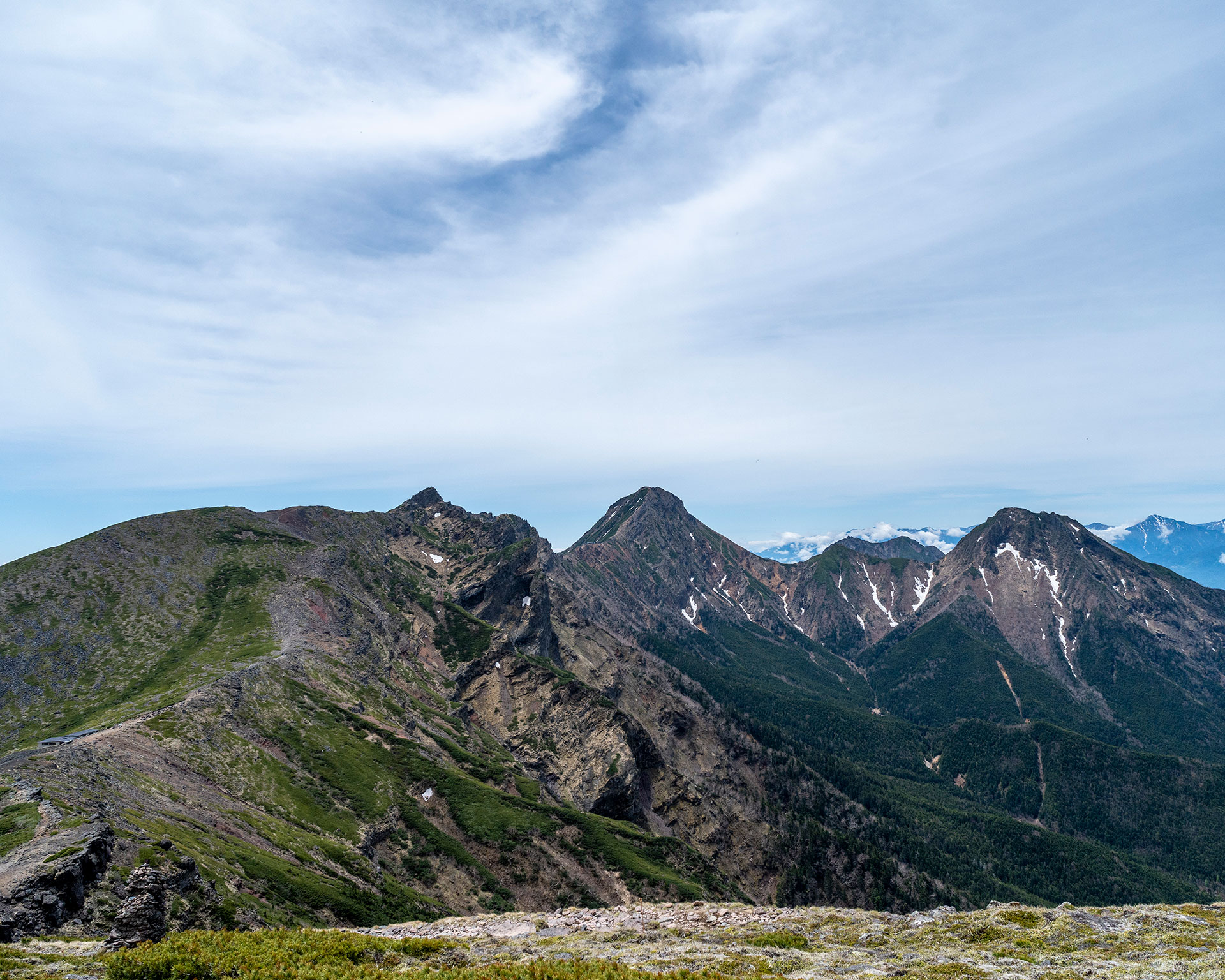 硫黄岳山頂から赤岳方面