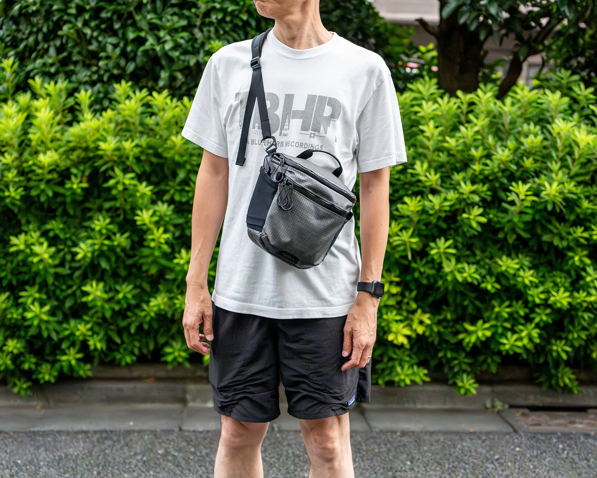 PAAGO WORKS FOCUS Lを肩掛けで使用する