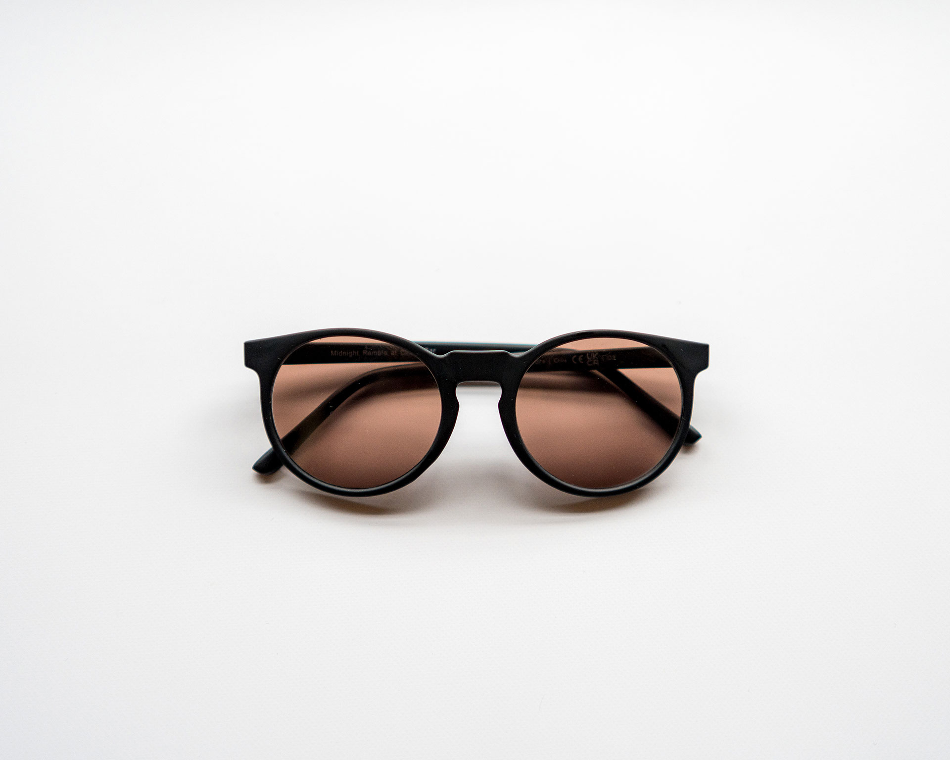 goodrの黒いフレームのサングラス「Midnight Ramble at Circle Bar」。丸みを帯びたレンズで、シンプルで洗練されたデザイン。