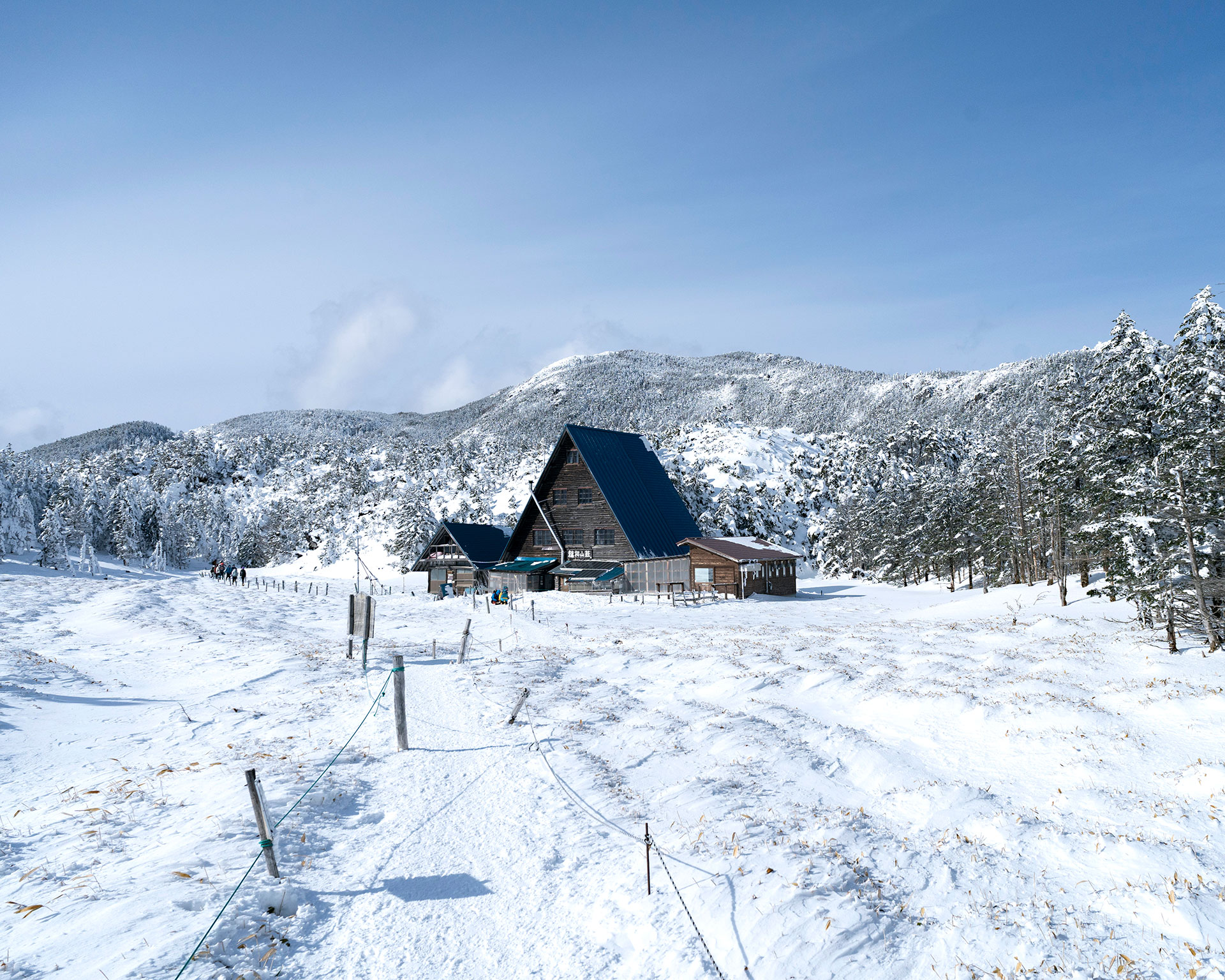 山小屋に辿り着いた瞬間の開放感。雪山の真ん中で見つけた私たちの憩いの場所。