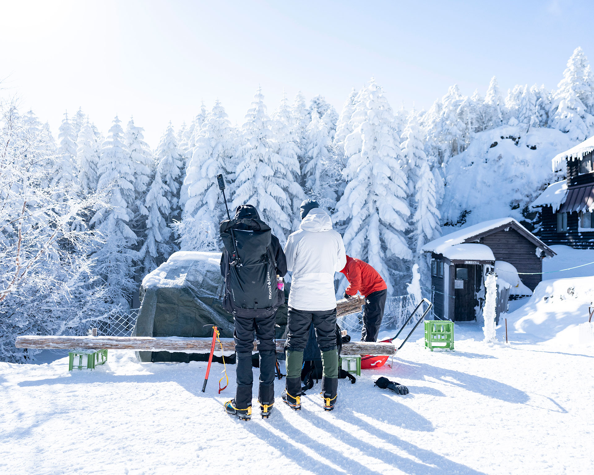 静寂の冬山で最高のパウダーを求めて。仲間と過ごす山の時間。