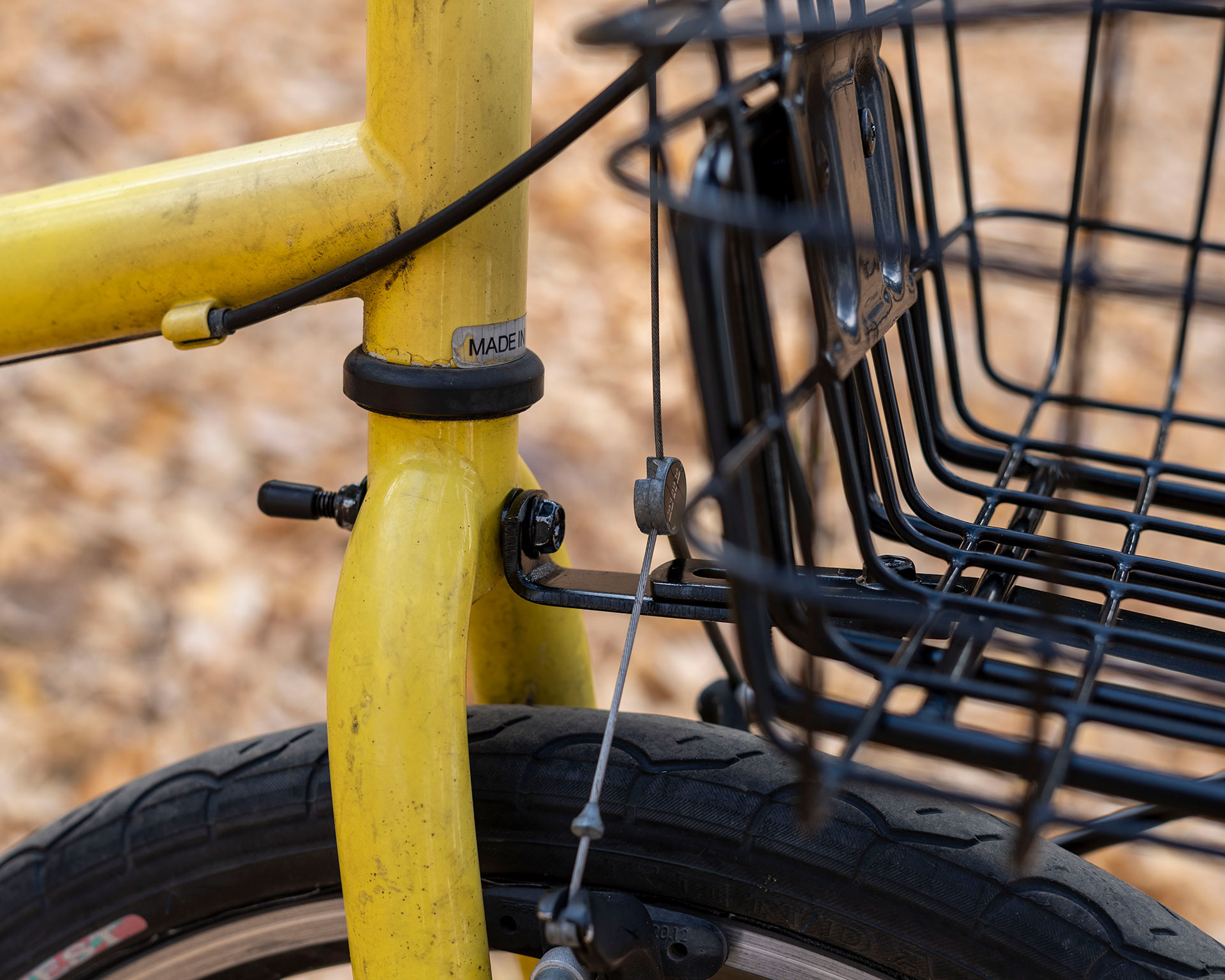 BRUNOミキストのフロントフォークの根本にバスケットキャリアのステーを取り付ける。