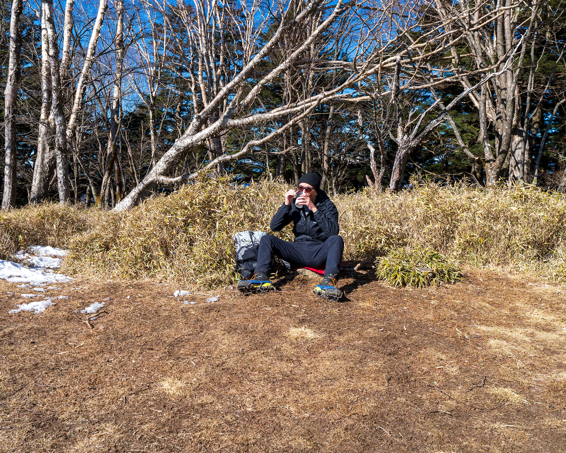雨ヶ岳山頂でカップヌードルを食べる登山者