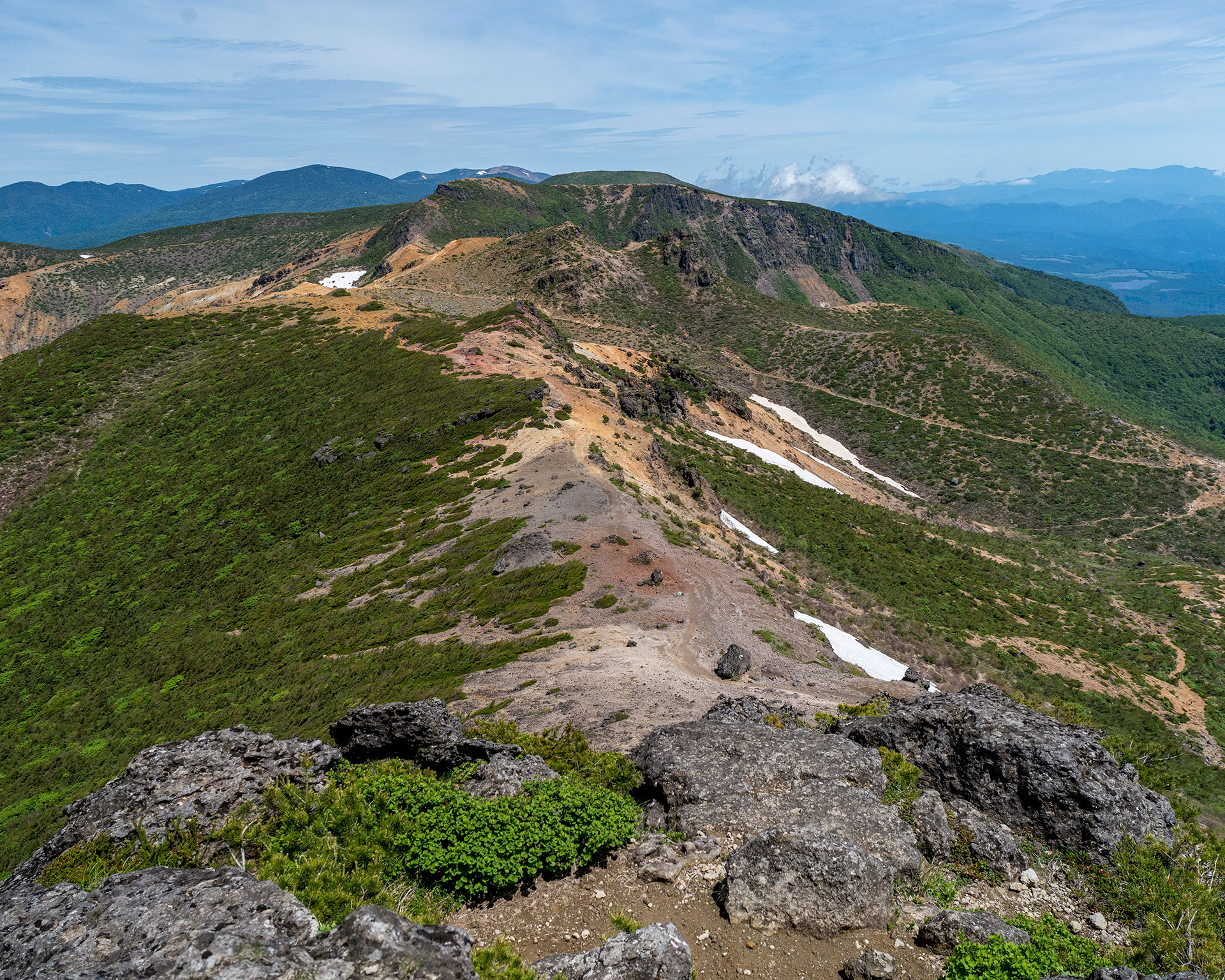 安達太良山稜線からの大パノラマと登山道が見える山岳風景写真