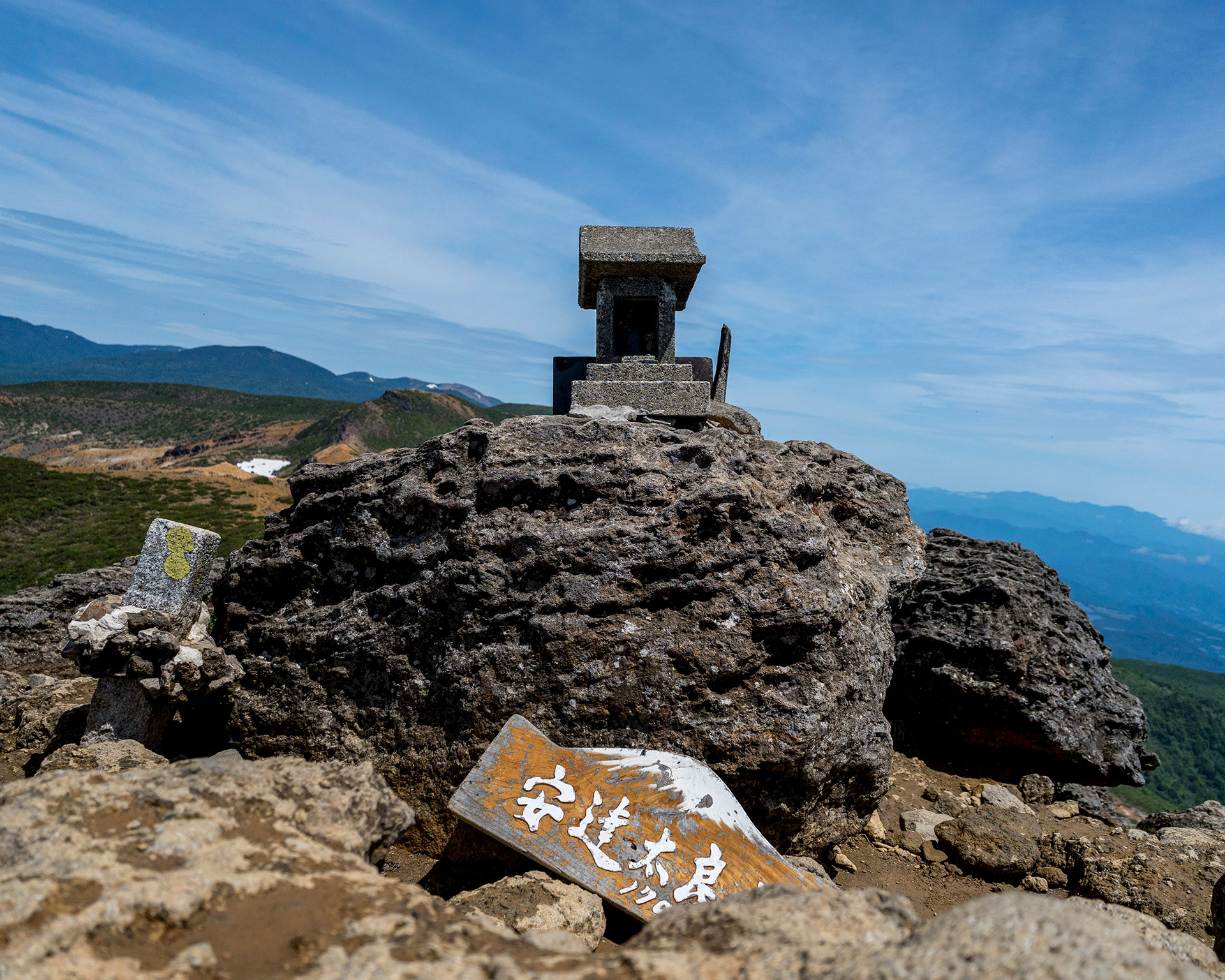 安達太良山山頂の祠と山名標識が設置された登山成功の記念撮影スポット