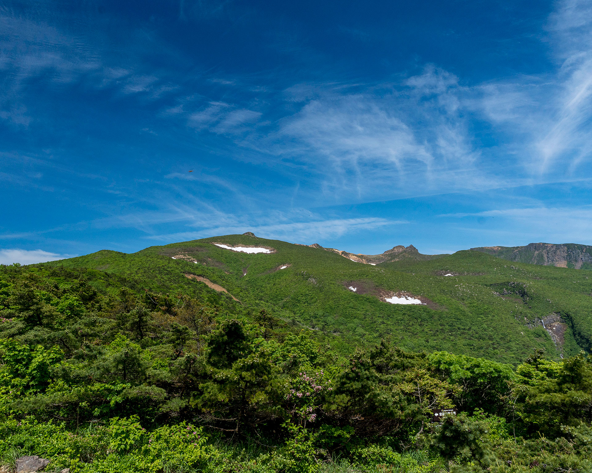 安達太良山の緑豊かな山岳風景と残雪の美しい登山コース全景