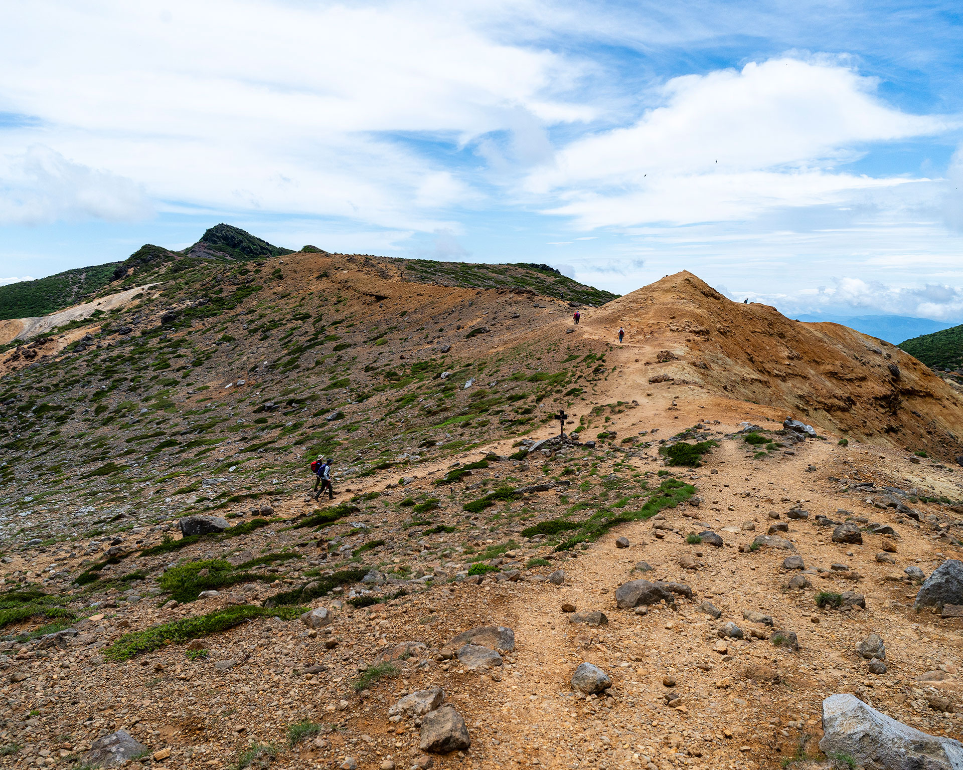 安達太良山登山道の稜線歩きと登山者が歩く山岳トレッキング風景