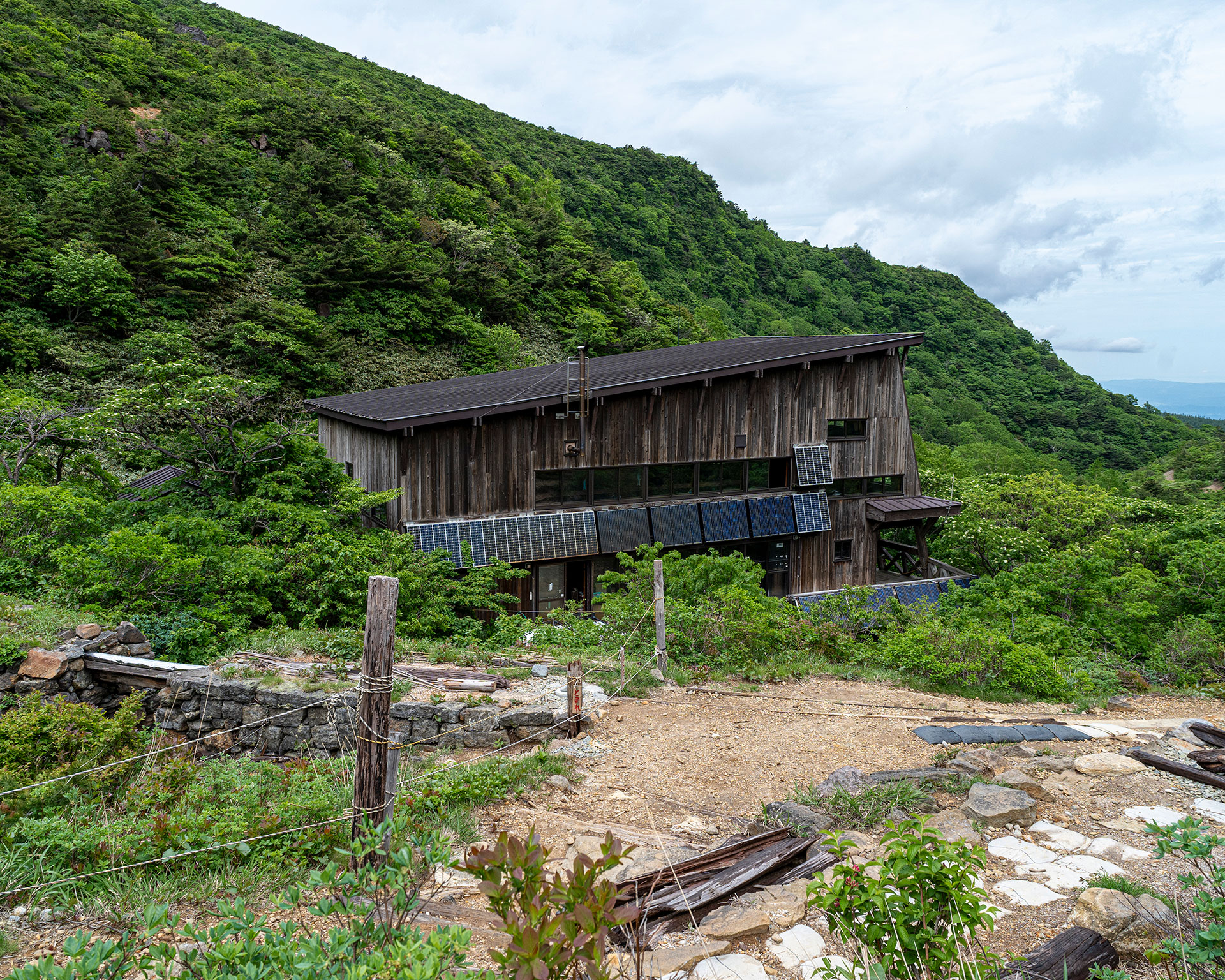 安達太良山くろがね小屋の山小屋施設と登山拠点の詳細情報
