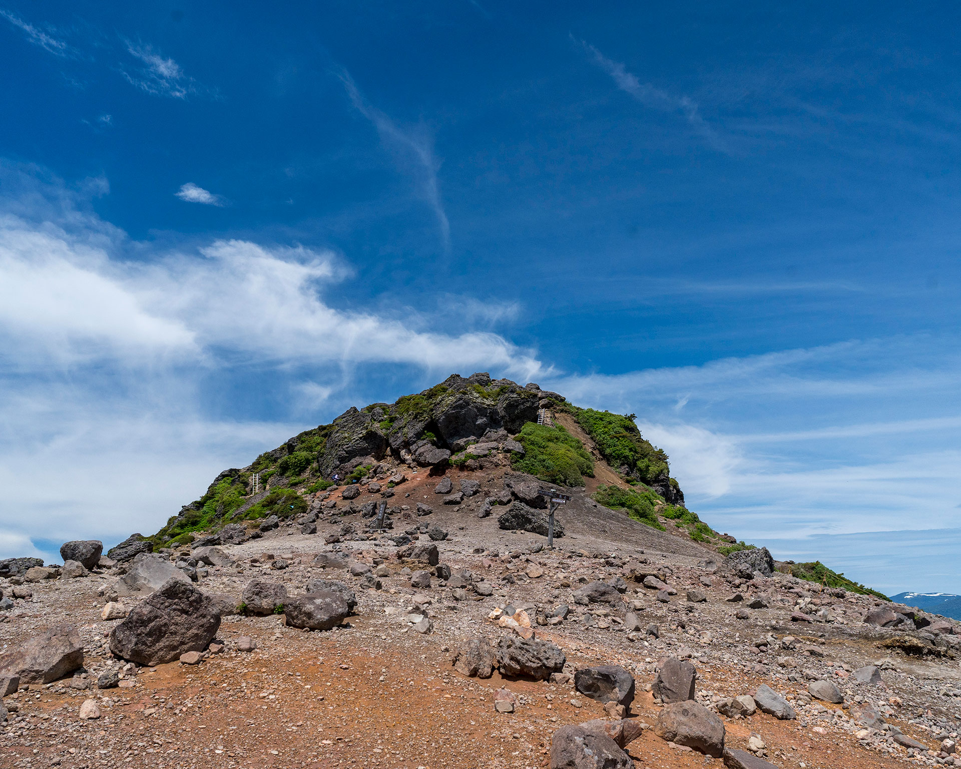 安達太良山山頂付近の岩場と青空が広がる火山登山の絶景ポイント