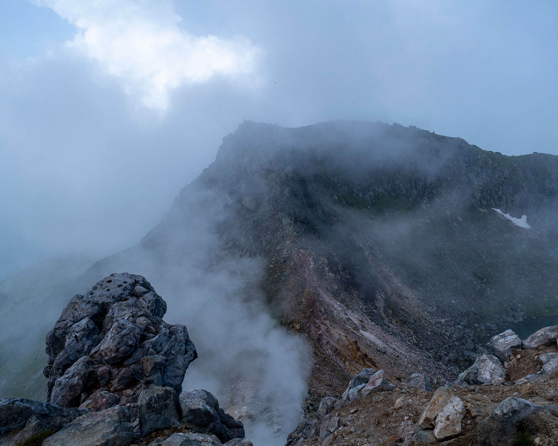 焼岳火口周辺の噴煙と雲海が織りなす幻想的な火山登山風景