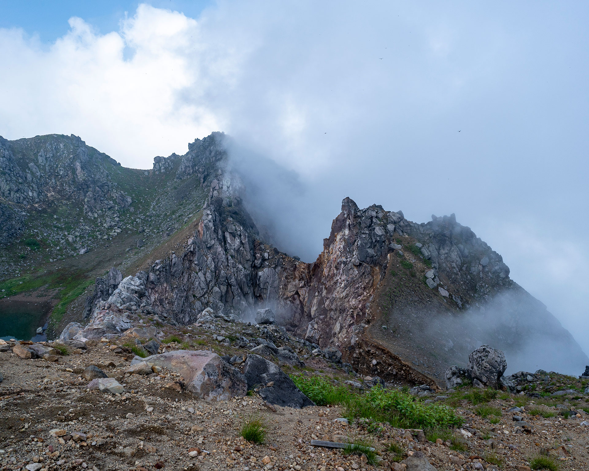 空も顔も晴れない焼岳