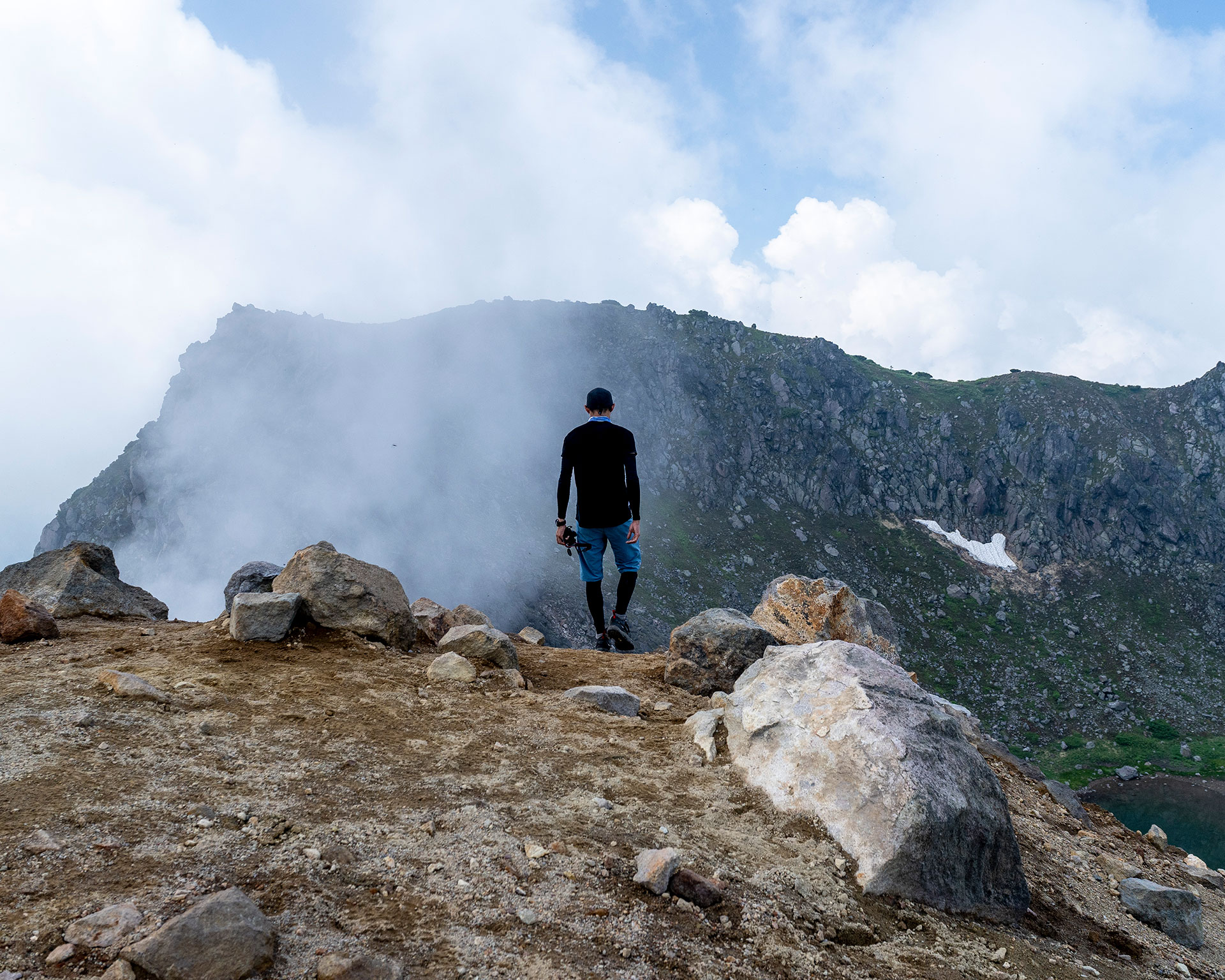 焼岳登山者が山頂で雲海を眺める感動的な登山成功の瞬間