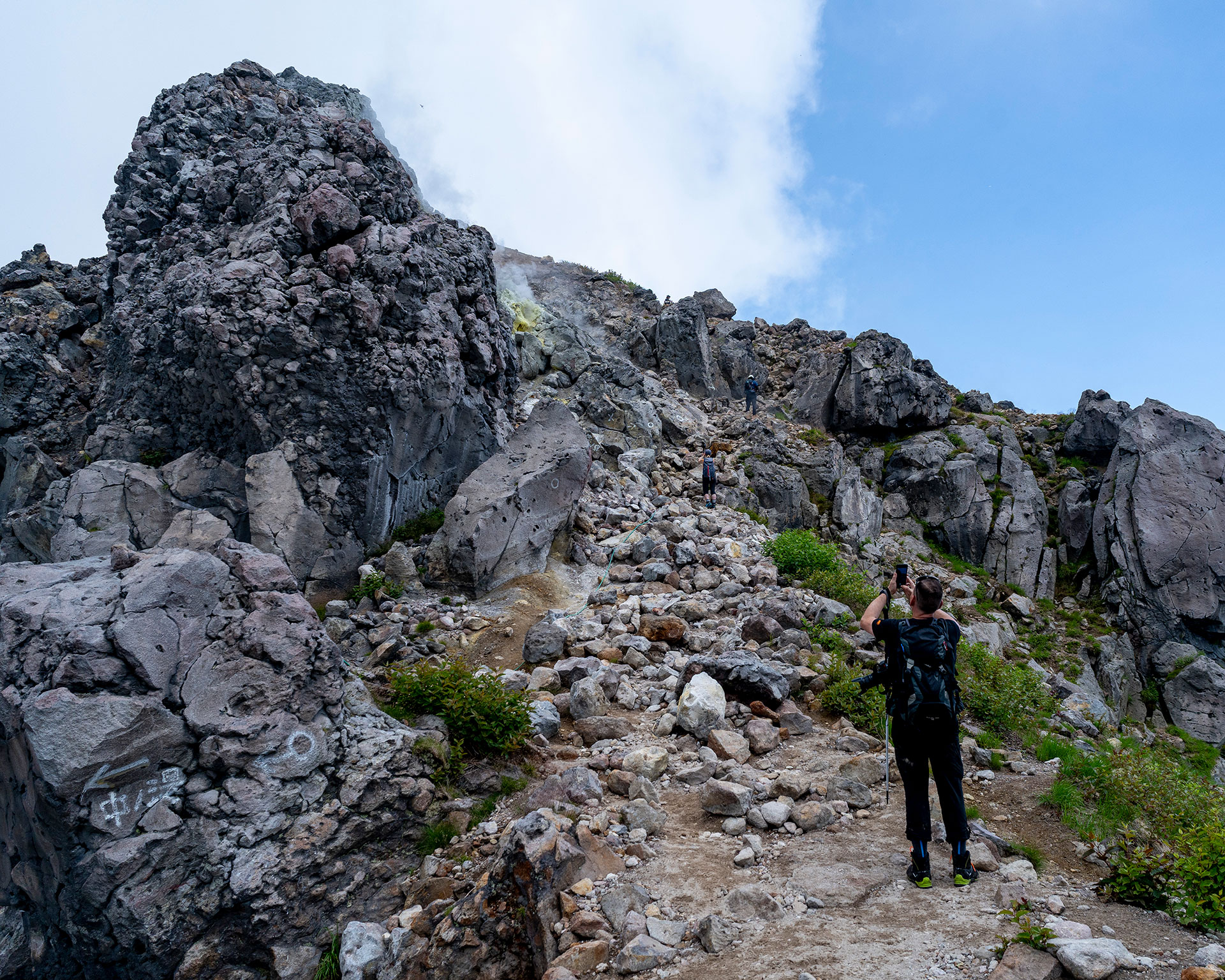 焼岳登山中の急峻な岩場クライミングと登山者の挑戦する姿