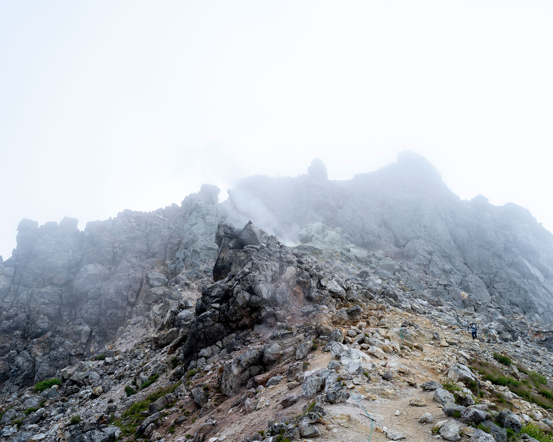 焼岳山頂付近の霧に包まれた神秘的な火山登山の到達点風景