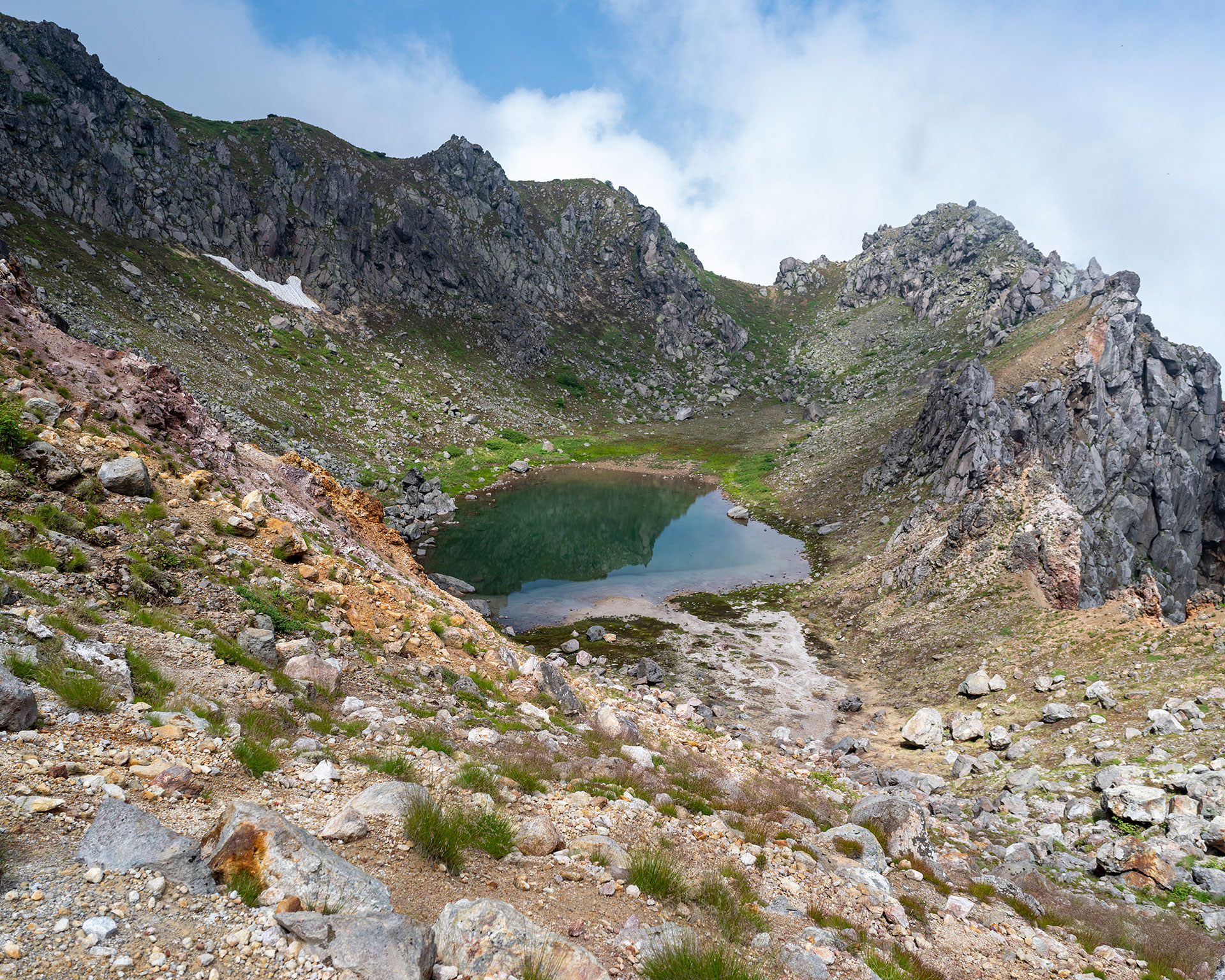 焼岳山頂付近の火口湖と荒涼とした岩場の絶景登山スポット