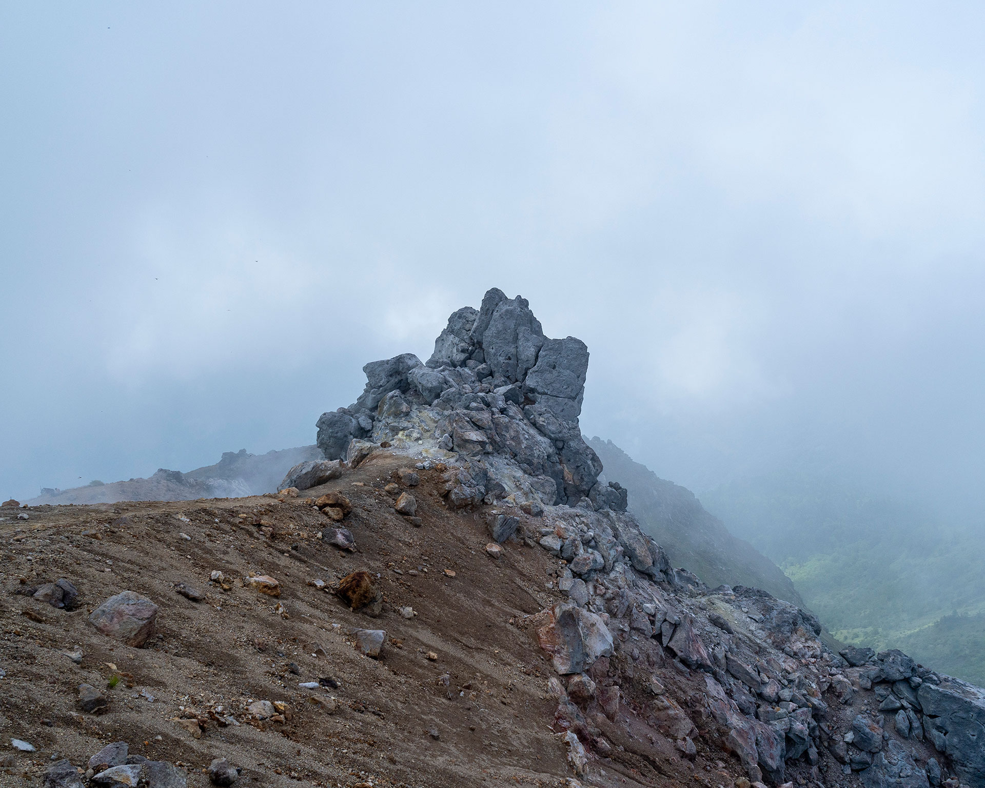 焼岳登山道の霧に包まれた山頂付近の神秘的な火山風景
