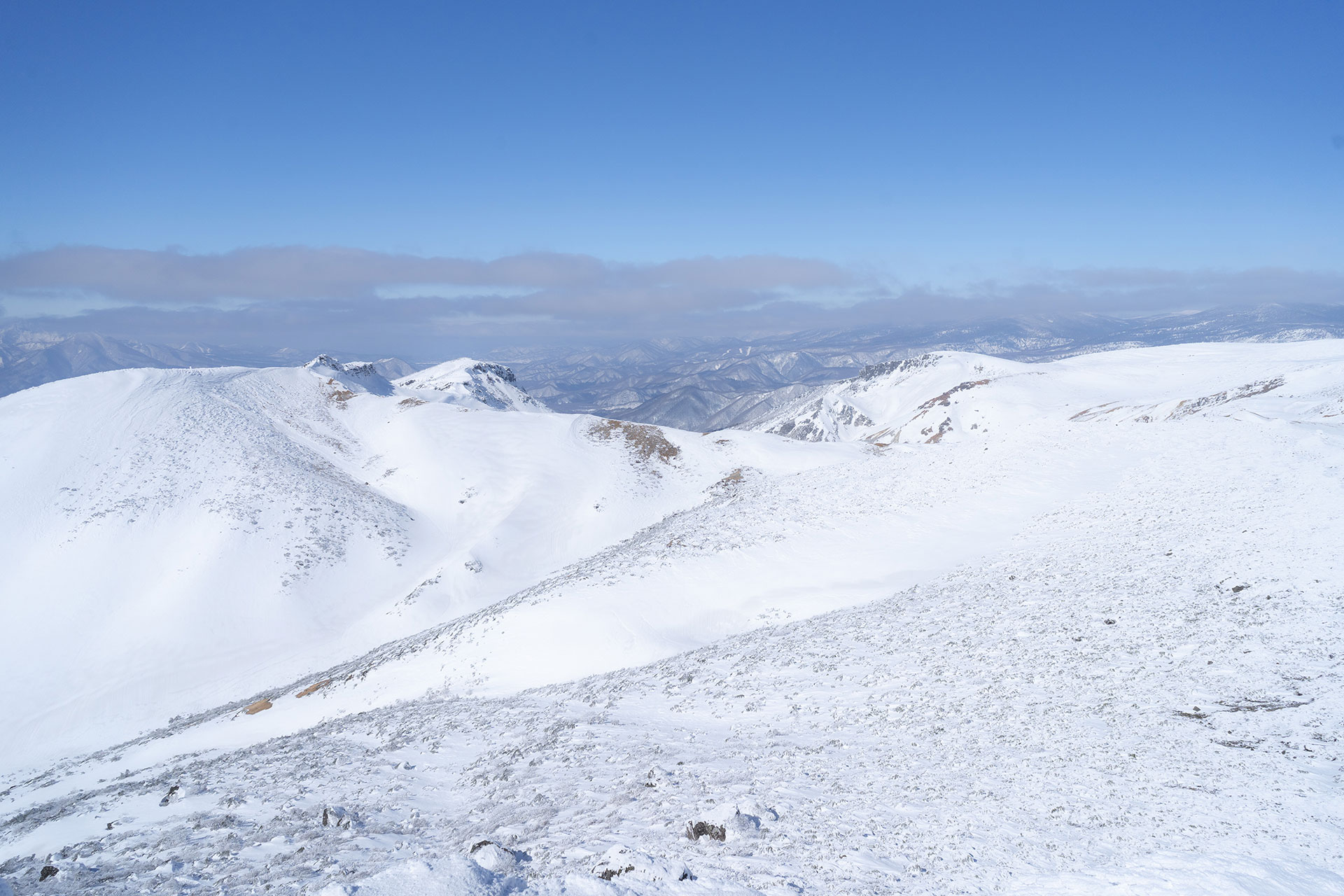 雪に覆われた山々の連なり、遠方まで続く稜線