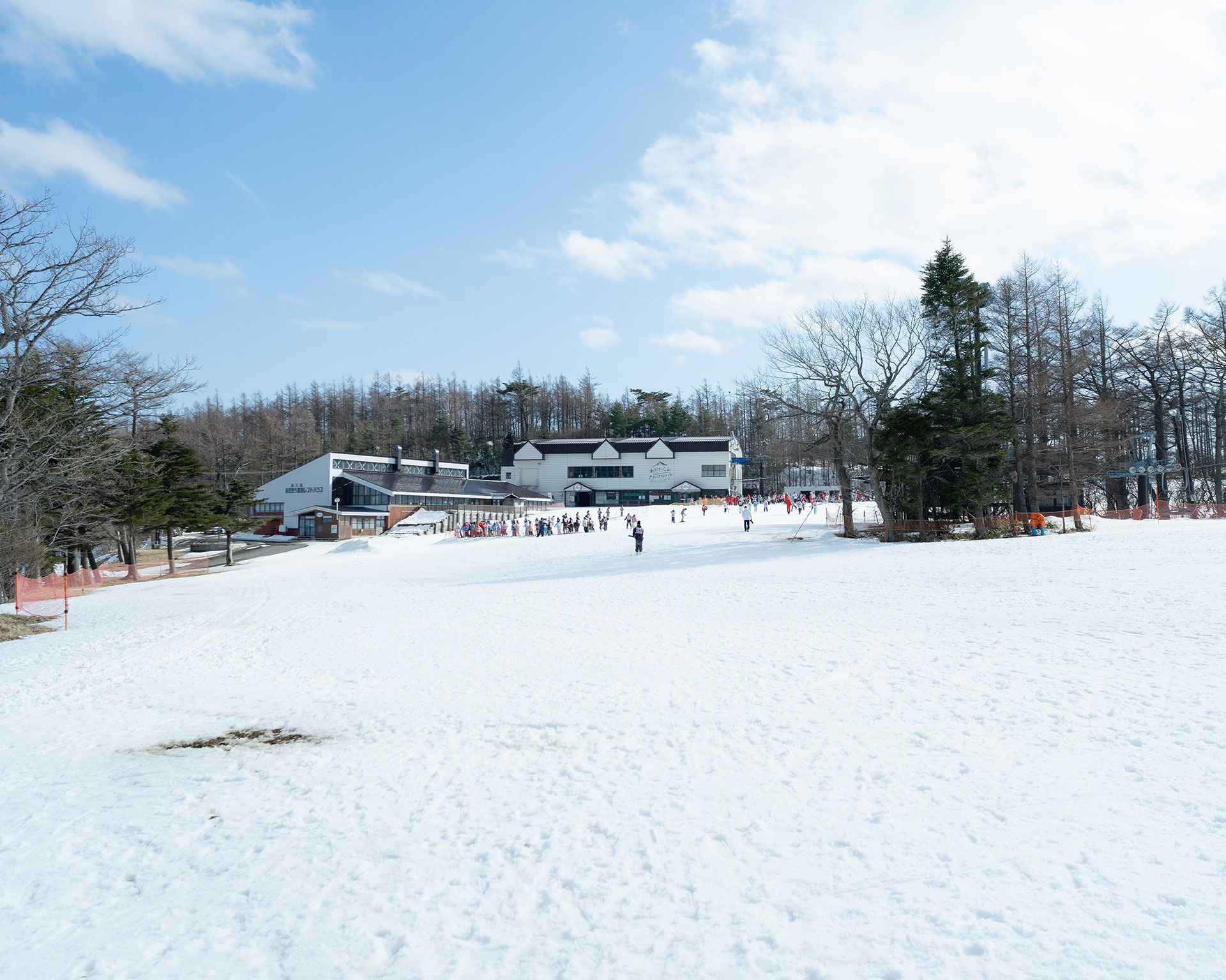 スキー場のゲレンデとロッジ、多くのスキーヤーで賑わう