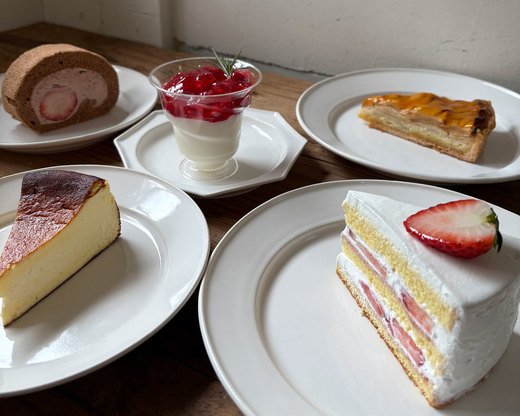 白い皿に盛り付けられた5種類のケーキとデザート