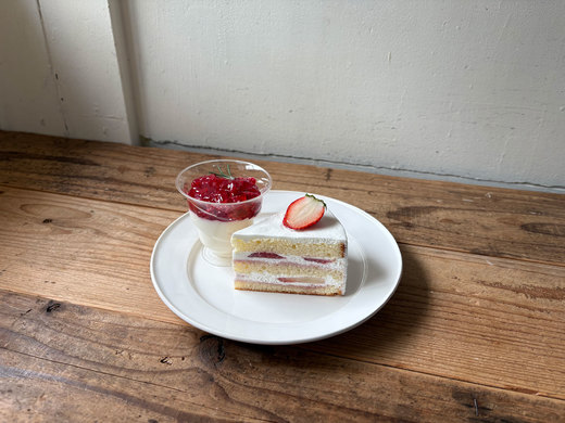 白い皿に盛られたいちごのショートケーキとラズベリーブランマンジェ