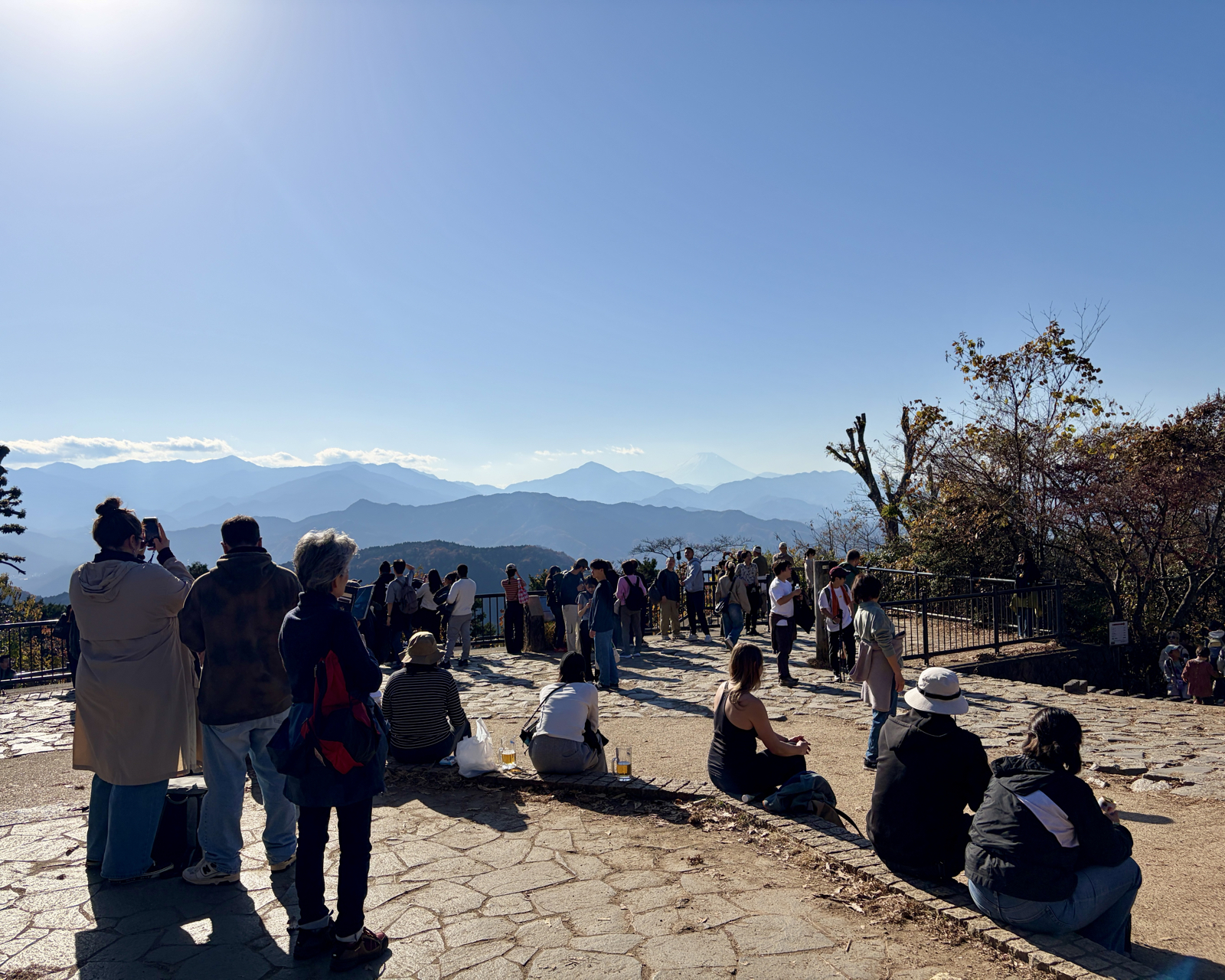 高尾山山頂の展望台から眺める多摩・相模の山並み、都心近くの絶景登山スポット